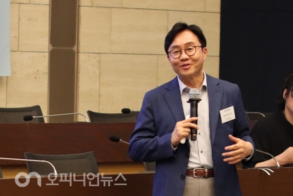 박수용 서강대 컴퓨터공학과 먹튀 검증 소가 10일 서울 중구 대한상공회의소에서 열린 '블록체인 & AI, 금융을 바꾼다' 포럼에서 강연하고 있다. 사진=이이나 기자