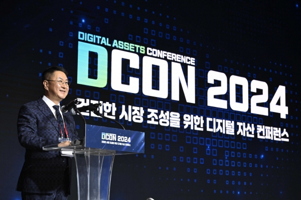 이석우 두나무 대표가 13일 서울 신라호텔에서 열린 두나무 가상먹튀 사이트 학술행사 '디콘 2024'에 참석해 개회사를 하고 있다. (두나무 제공).jpg (466.75 KB)