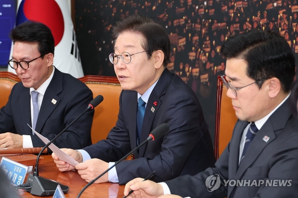 이재명 더불어민주당 대표가 10일 국회에서 열린 최고위원회의에서 발언하고 있다.