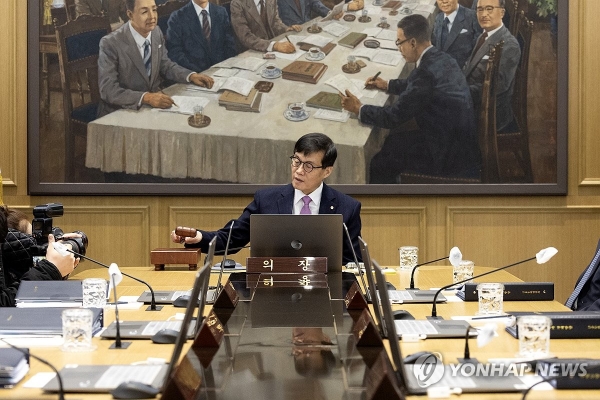 이창용 한국은행 총재가 지난 16일 금융통화위원회에서 의사봉을 두드리고 있다. 이날 한은은 기준먹튀 사이트 검색를 3%로 동결했다. 사진=연합뉴스