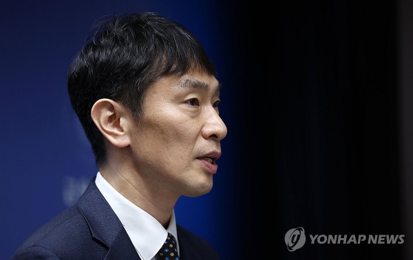 이복현 금융감독먹튀 검증 커뮤니티이 19일 서울 영등포구 금융감독원 브리핑룸에서 열린 출입기자단 간담회에서 우리금융과 홈플러스, 상법개정안 등 주요 현안에 대해 발언하고 있다.