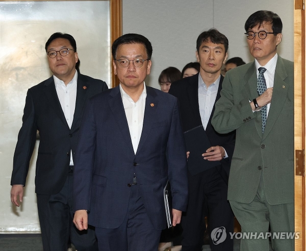 일 서울 중구 은행회관에서 열린 '거시경제·금융현안간담회'에서 최상목 경제부총리 겸 기획재정부 장관이 참석자들과 간담회장으로 들어서고 있다. 왼쪽부터 김병환 금융위원장, 최상목 부총리, 이복현 금융감독원장, 이창용 한국은행 총재. 2