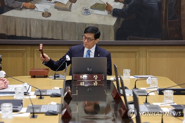 한은, 기준금리 2.75% 동결...