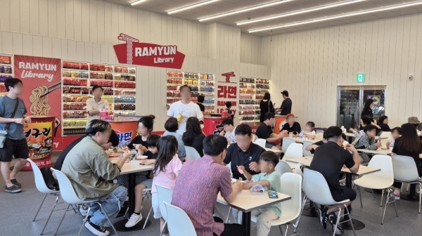봄 맞은 한강 편의점...CU, 즉석 라면 매출 286% 증가